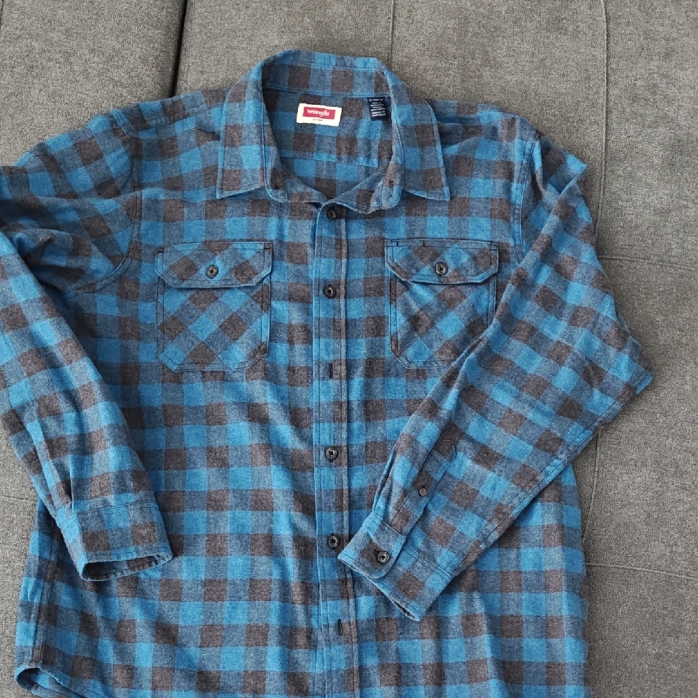 Wrangler Blue and Gray Plaid Casual Button Down Shirt